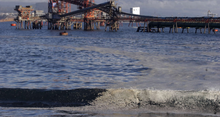 Investigadores de la UdeC realizan muestreo en bahía de Coronel para indagar posible contaminación Investigadores de la UdeC realizan muestreo en bahía de Coronel para indagar posible contaminación